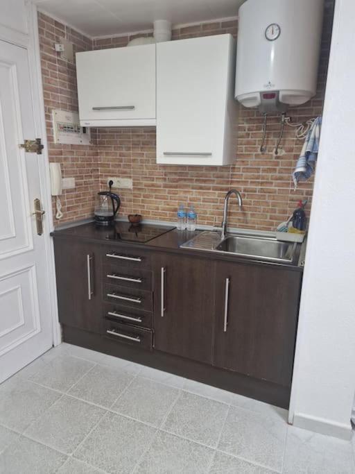 Studio Flat 150M Away From Beach Торевьиа Экстерьер фото
